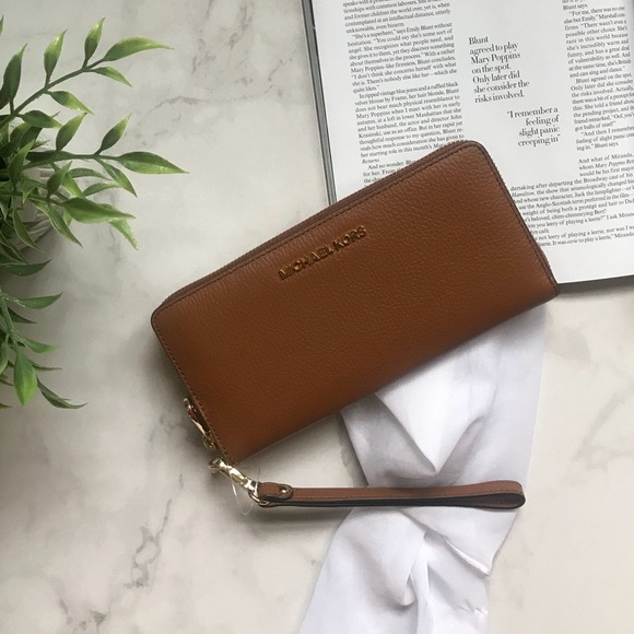 Michael Kors Jet Set Travel Luggage Brown Wallet - Picture 2 of 6